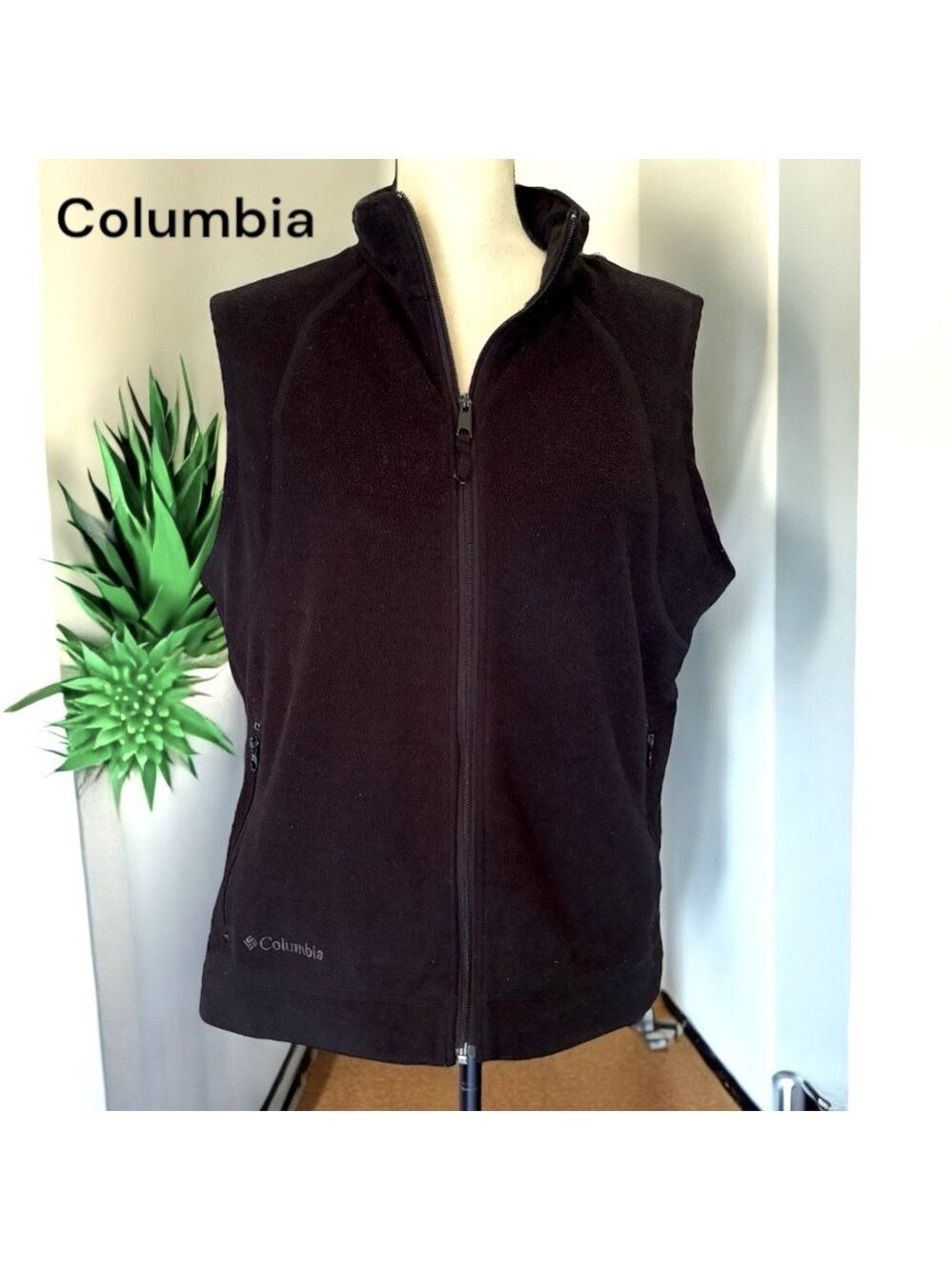 Columbia-Black fleece vest. Women’s large. Full zip. Four pockets. Good preowned